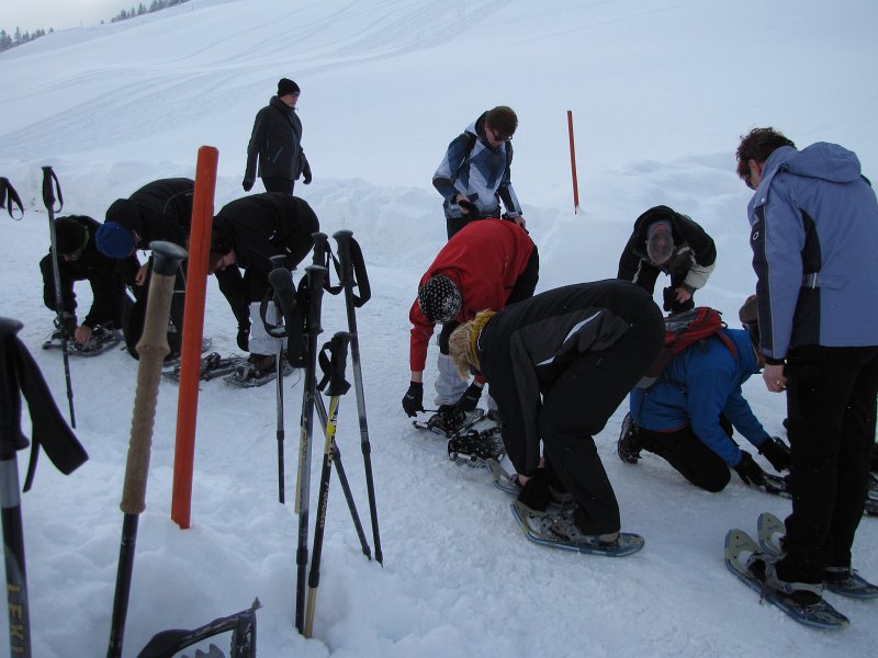 sneeuwschoenen aandoen.jpg - Na de lunch gaan we een wandeling maken op sneeuwschoenen.